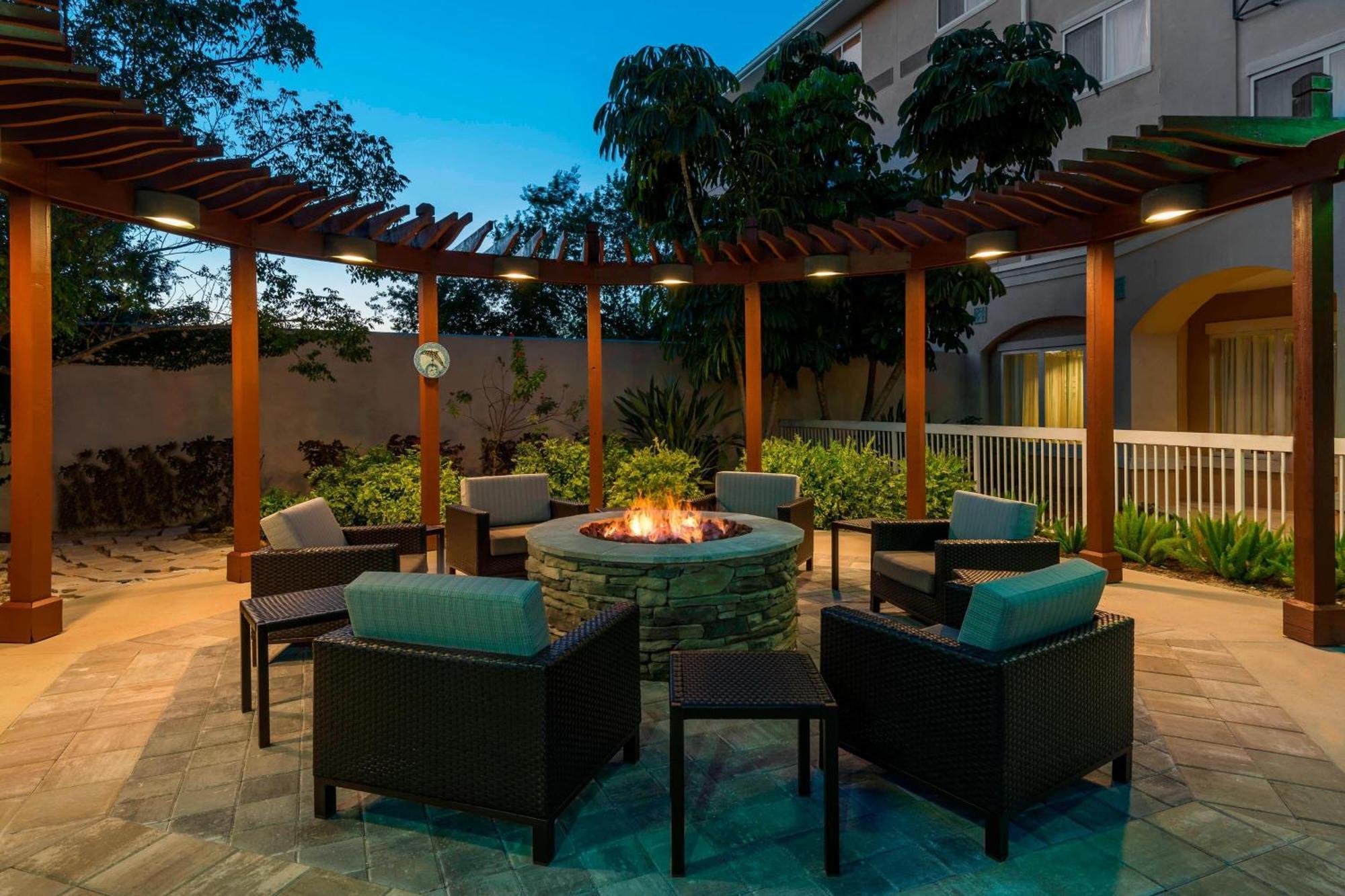Courtyard Fort Myers At I-75 And Gulf Coast Town Center Эстеро Экстерьер фото