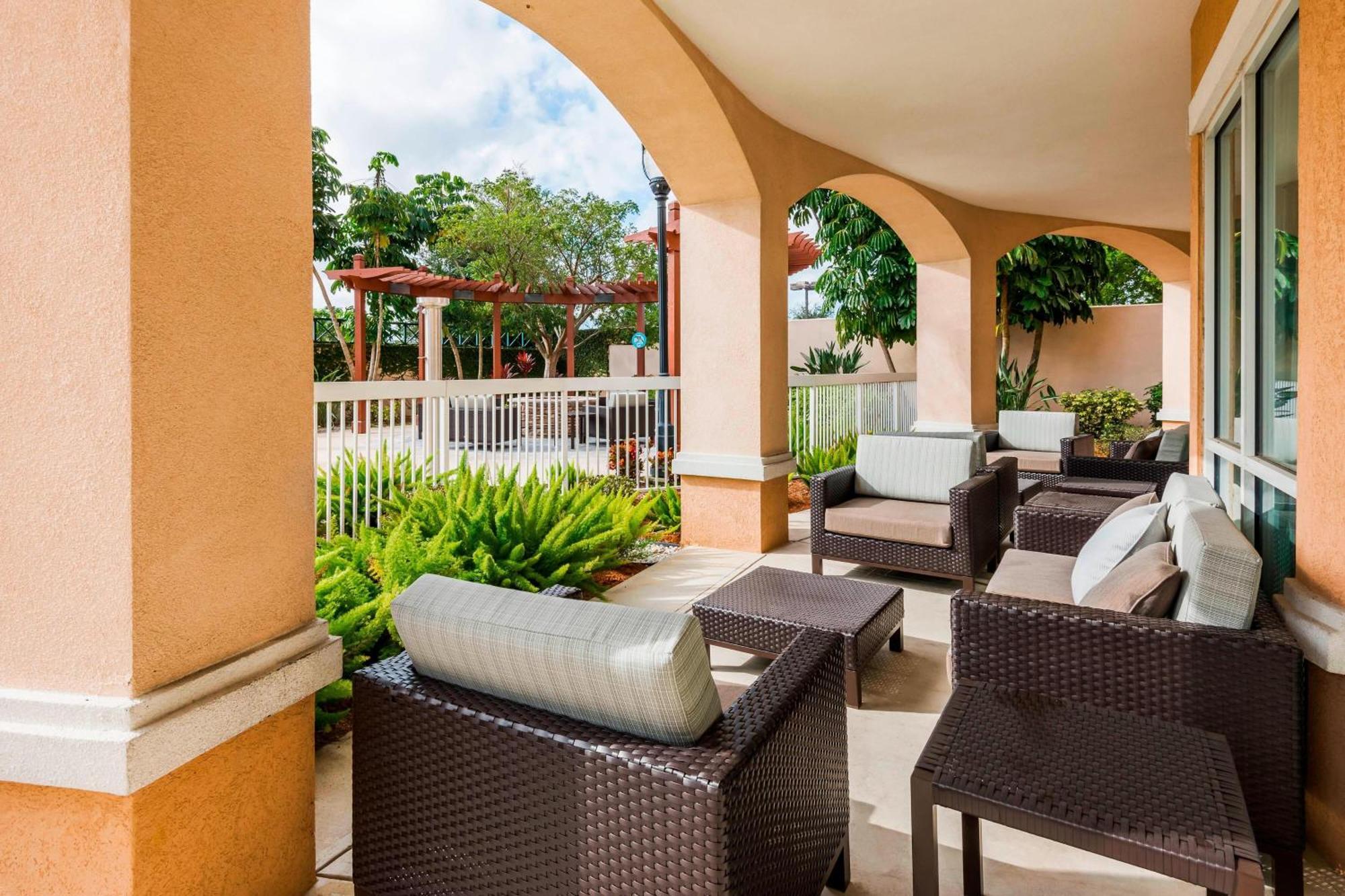 Courtyard Fort Myers At I-75 And Gulf Coast Town Center Эстеро Экстерьер фото